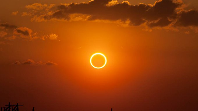 InfoMyT's tweet photo. Un eclipse solar anular ocurrió este domingo después del solsticio de verano. Fue visible sobre África central, el sur de la península Arábiga, Pakistán, el norte de India y el sur de China central. Fotos: Agencias. 📷 https://t.co/zIEUK2Hu99