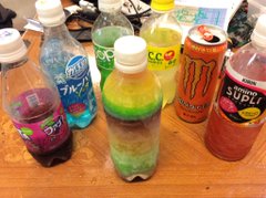 ペットボトル内で7色に分かれた ゲーミングドリンク を作った人現る 飲んだ感想 おいしい 吐いてる絵文字 ねとらぼ