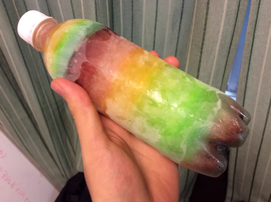 溶けたらすごいことになりそう･･･www色んなドリンクを層にして凍らせたゲーミングドリンクwww