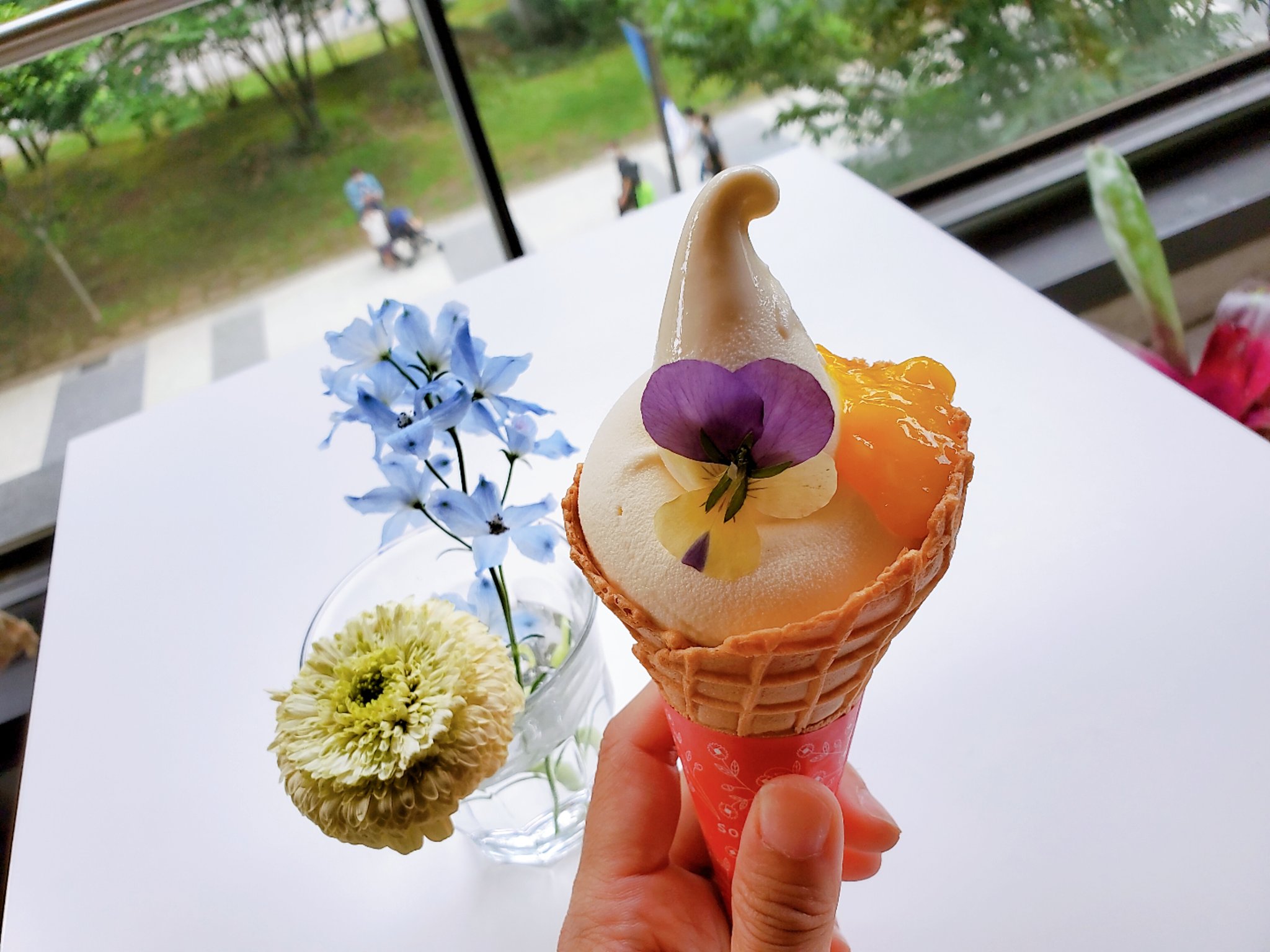 牧野直子 ワクワク繁盛店を作る一級建築士 お花屋さんとスイーツショップがいっしょになったお店 ソフトクリームにお花が飾られてるのもかわいいし 座席に小さいお花が飾られてるのも ほっとして嬉しいー 立川 グリーンスプリングス 牧野直子 ワクワク繁盛店を作る一級建築士 お花屋さんとスイーツショップがいっしょになったお店 ソフトクリームにお花が飾られてるのもかわいいし 座席に小さいお花が飾られてるのも ほっとして嬉しいー 立川 グリーンスプリングス