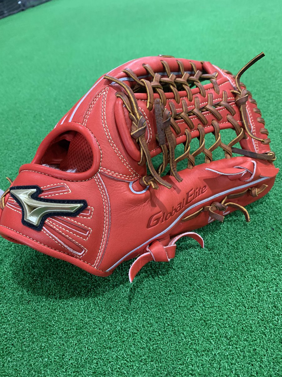 BB36786350's tweet photo. 【🔥SALE🔥　新古品】ミズノ　一般軟式　外野手用　右投げ　¥24,200(税込)→→→¥19,980(税込)  こちらも型付け済みの商品です‼️すぐご利用できますよ😆🌟#BBパートナー https://t.co/pFWtOfRClD