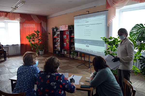 В Варгашинской районной библиотеке прошел очередной сеанс интеллектуальной игры «РосКвиз», приуроченный к Дню России. Участие в ней приняли три команды. В двух раундах они отвечали на вопросы, касающиеся Конституции РФ, федеративного и правового устройства нашего государства.