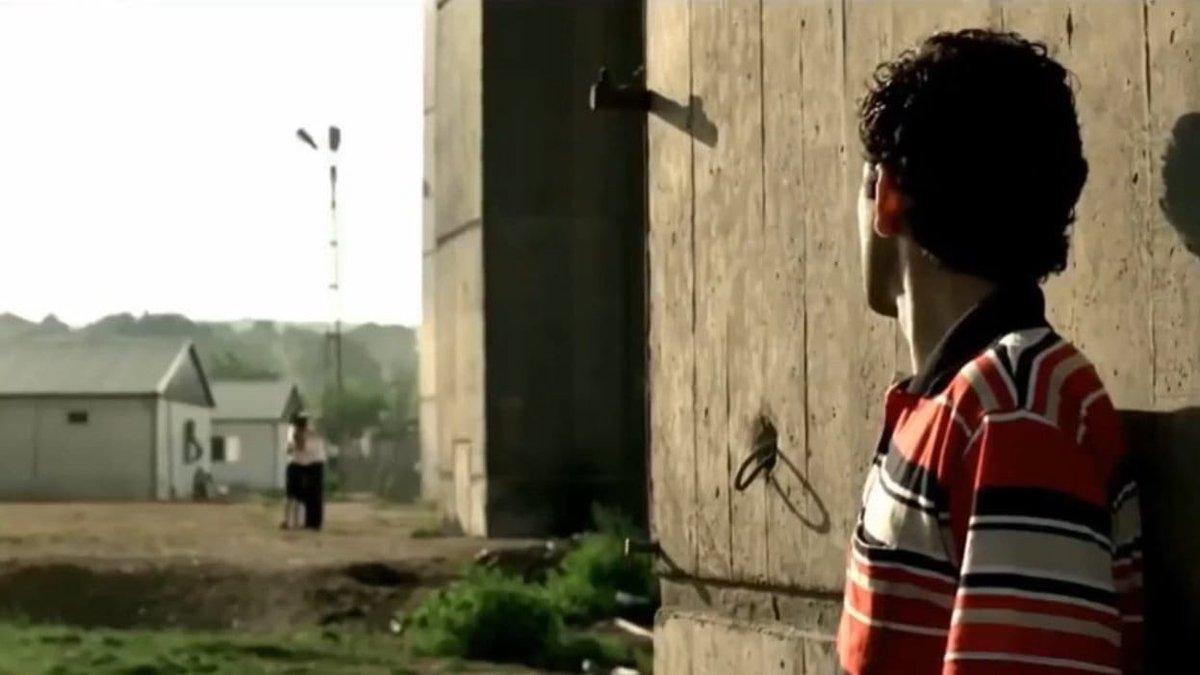 beni hiç görmeyen birine bakakaldım.