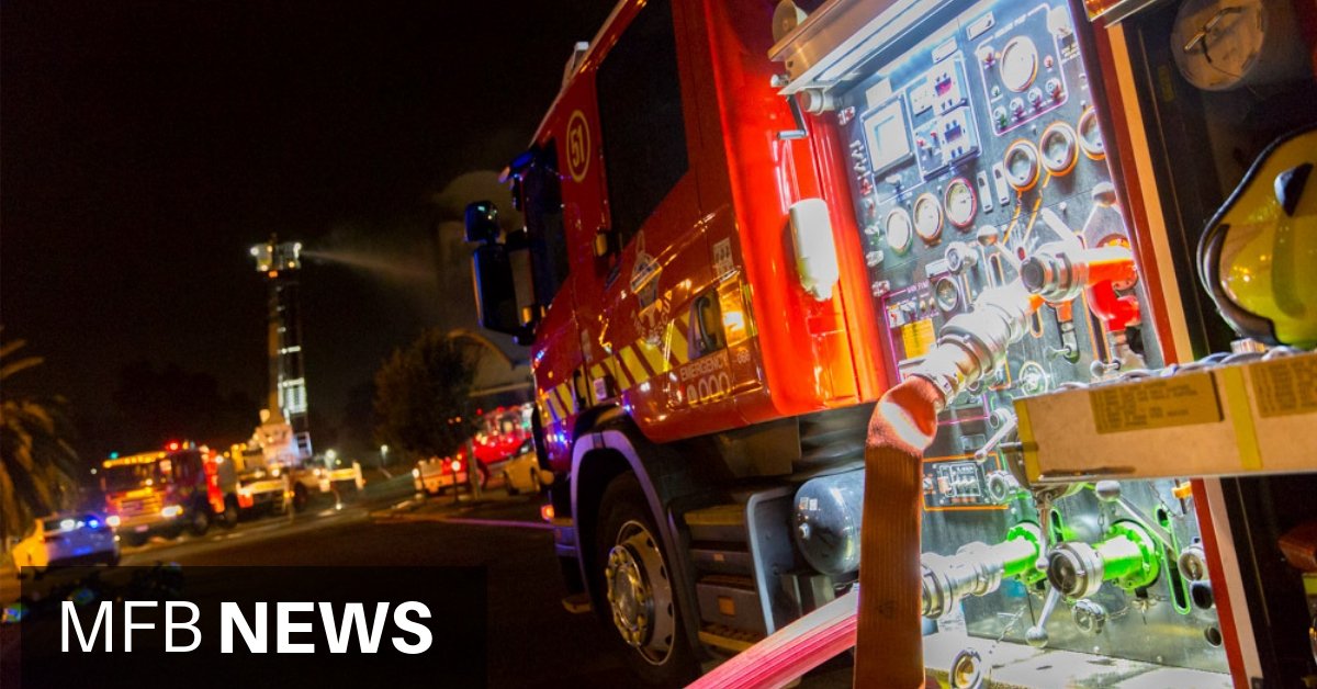 Approximately 30 #firefighters responded to a high rise building in Docklands, following reports of an apartment #fire just after 6:30pm. 🔥🚒🚒 mfb.vic.gov.au/News/Media-rel…