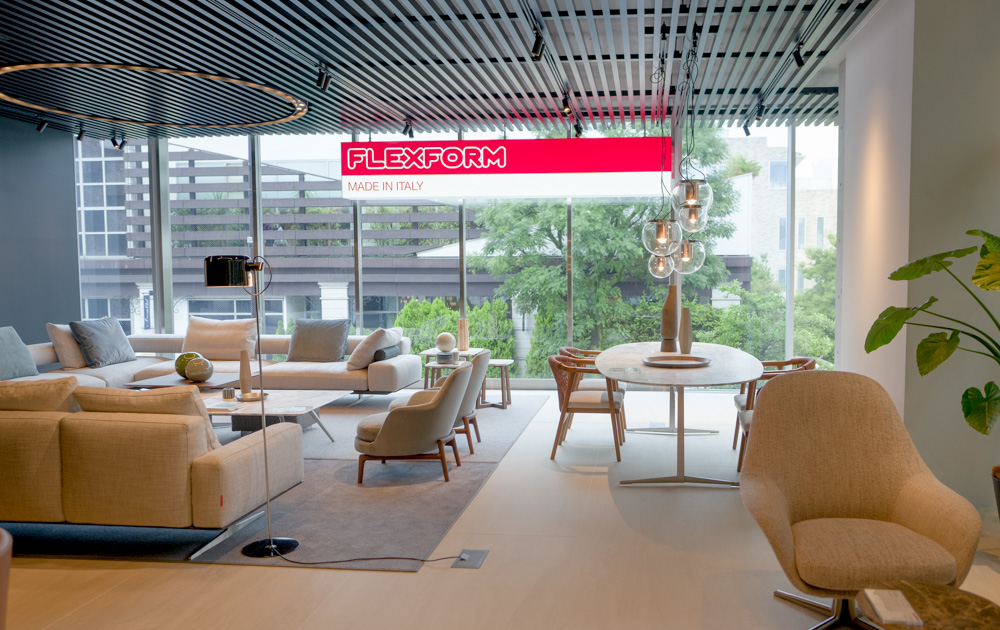 joesuzuki5's tweet image. 移転した　＃FLEXFORM（フレックスフォルム） の新しいお店に。同社は、ソファを中心としたイタリアの高級家具メーカー。場所は、南青山の旧店舗から根津美術館方向に100m。かつて、トーヨーキッチンや、B&amp;amp;B Italiaが入っていたこともある地上3階＆地下1階のお店。ミラノのショールームよりも立派。