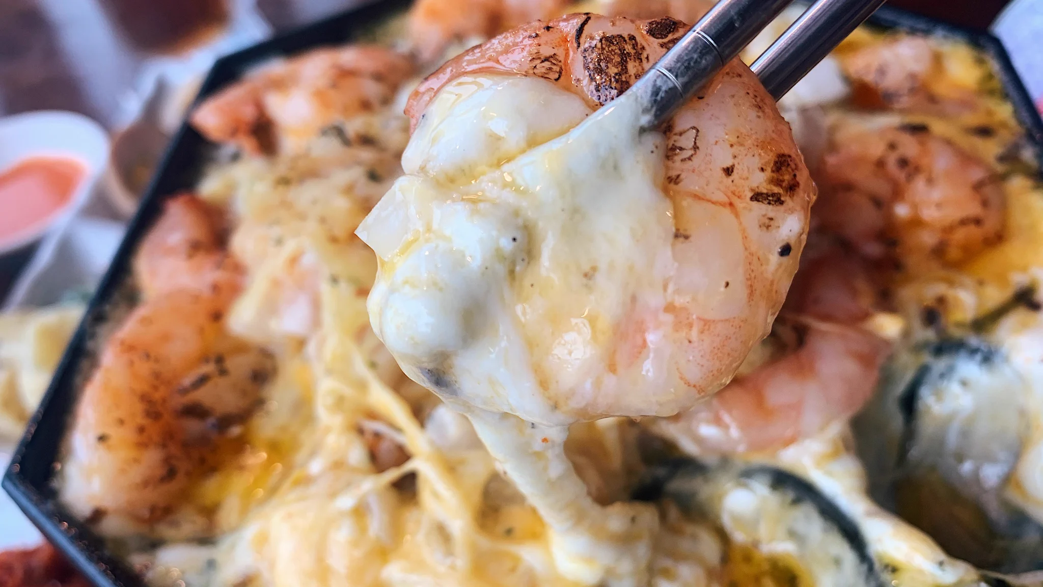 エビとチーズが口いっぱいに広がる！？バーナーでこんがり炙った「エビチーズフォンデュ」！