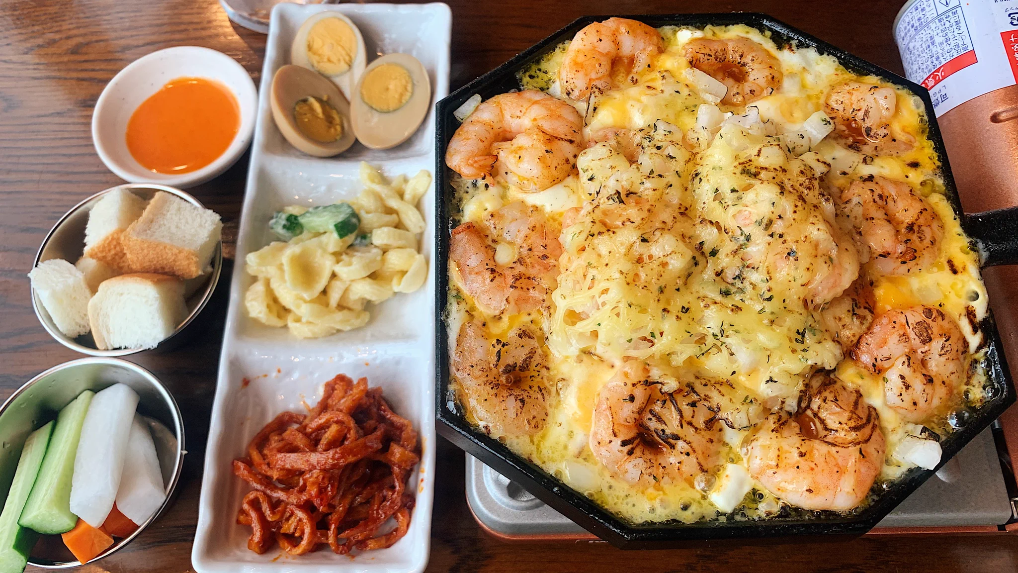 エビとチーズが口いっぱいに広がる！？バーナーでこんがり炙った「エビチーズフォンデュ」！