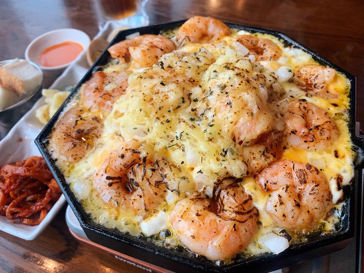 エビとチーズが口いっぱいに広がる！？バーナーでこんがり炙った「エビチーズフォンデュ」！