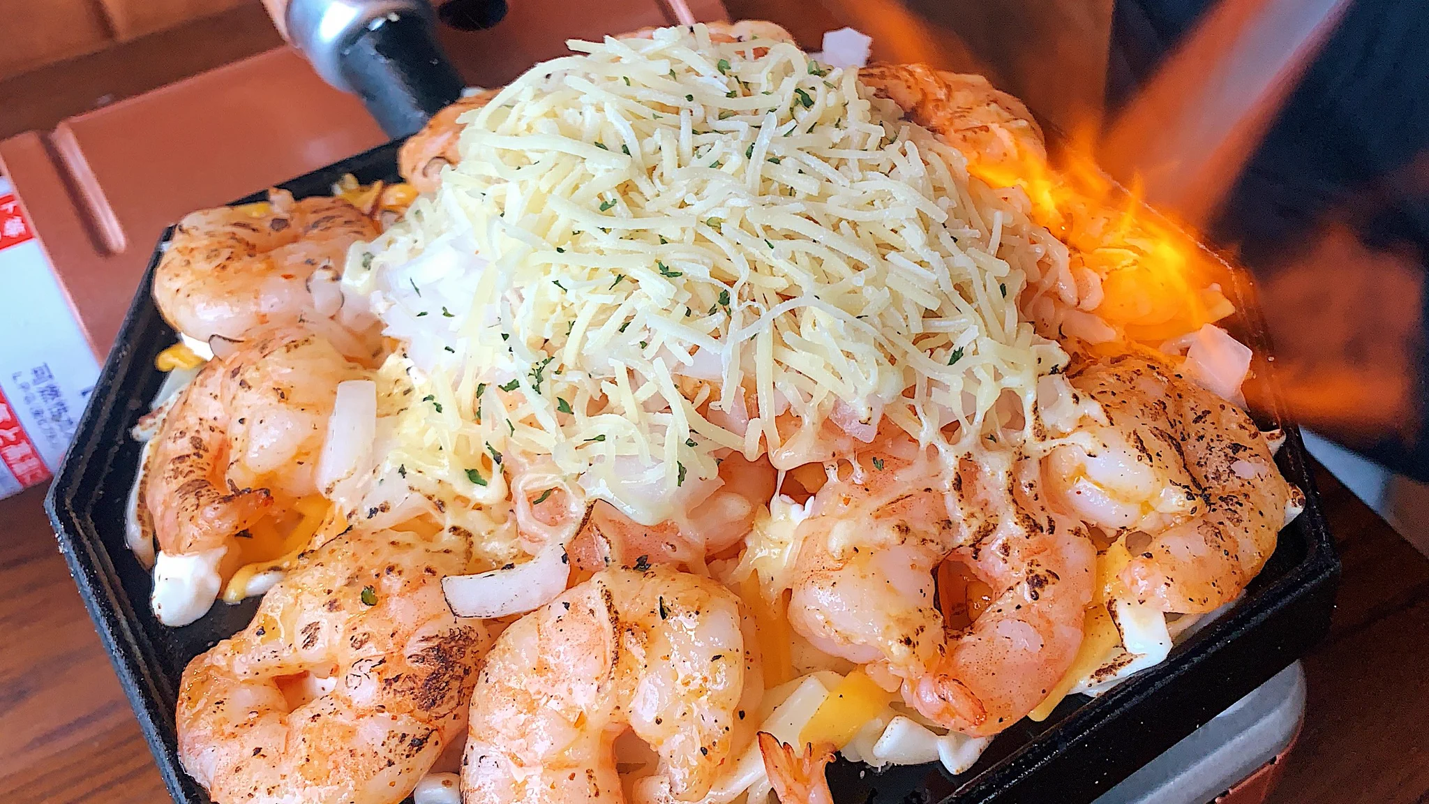 エビとチーズが口いっぱいに広がる！？バーナーでこんがり炙った「エビチーズフォンデュ」！