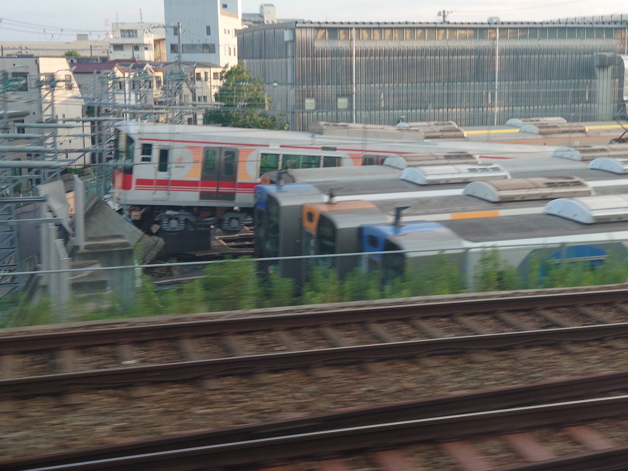 山陽電鉄5000系の5703Fが車止めを乗り越えている画像