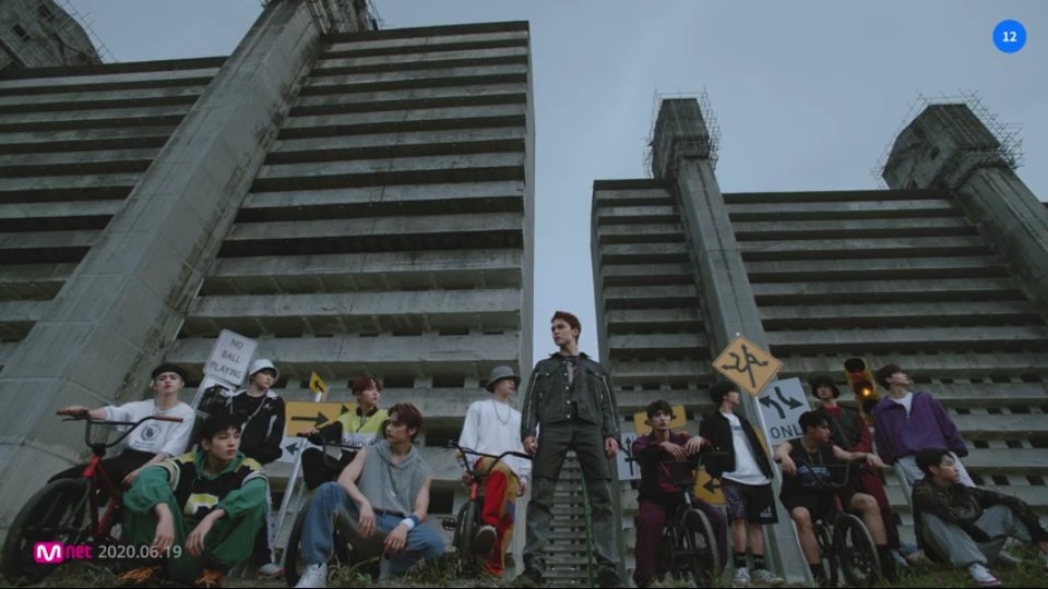 shuaprism's tweet photo. People in their "Youth" experience the sense of not knowing which direction to really go to. They are confused whether going forward, left, right and backward is the right direction. And those scars in their faces symbolizes their pains while deciding.

@pledis_17 #Left_n_Right https://t.co/aybJdRv5zc