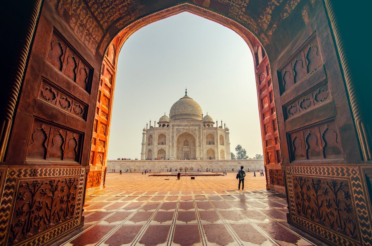 ttexpeditions's tweet photo. The Taj Mahal 'Crown of places' is an Ivory-white marble mausoleum on the Southern Bank of the river Yamuna in Agra, India.

 It was commissioned in 1632 by the Mughal emperor Shah Jahan to house the tomb of his favorite wife, Mumtaz Mahal. (A true epitome of love). https://t.co/WU8ErM4FfA