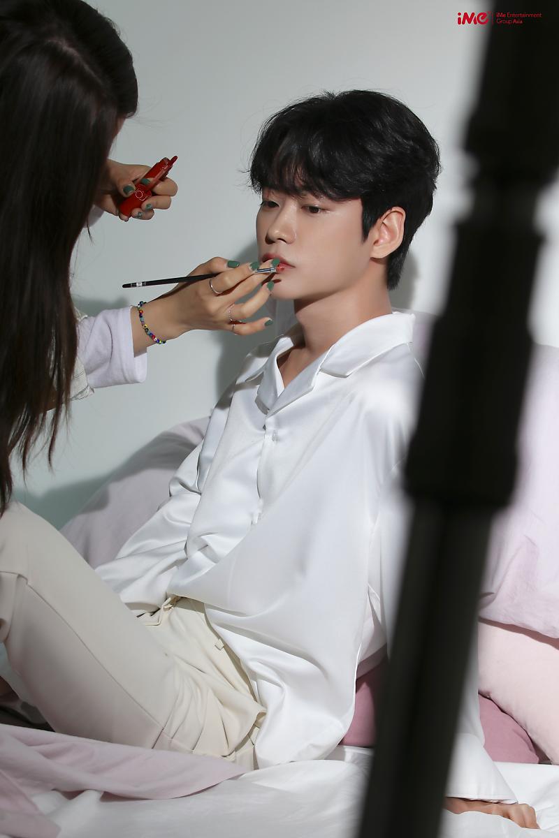 let's start with white attire! with a natural makeup on my face, they made the photoshoot looked calm and fresh, right?