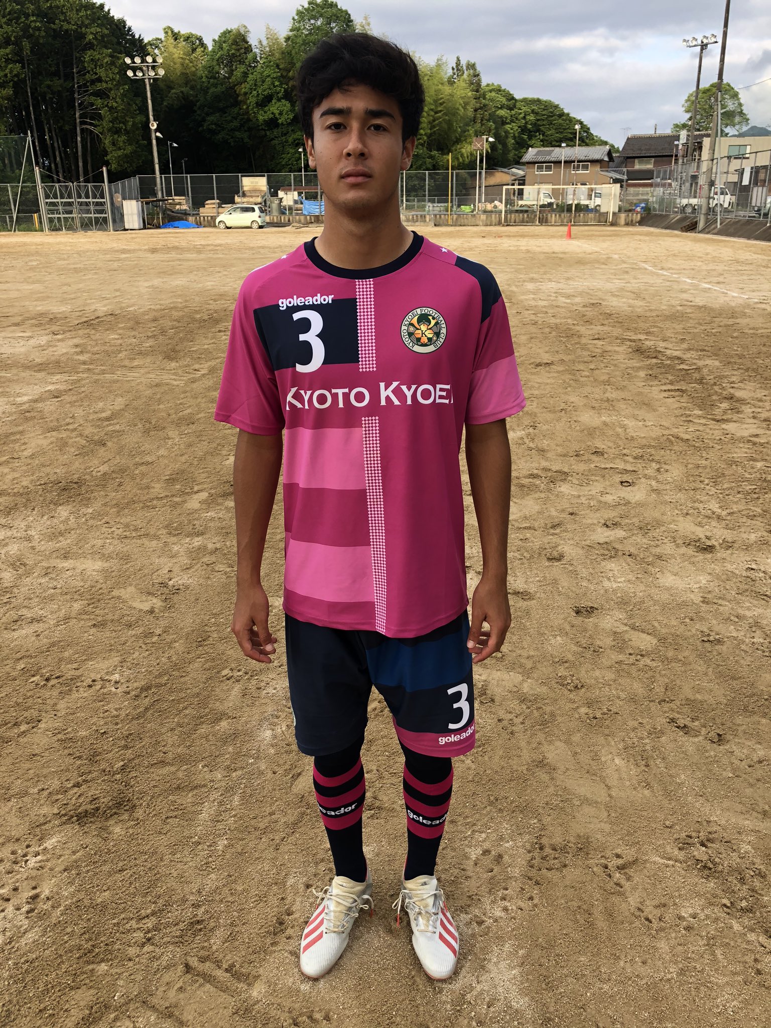 京都共栄学園高校サッカー部 アウェーユニ ホットピンクにアシンメトリーと個性あるユニフォームになりました 想いを背をい戦います 京都共栄 京都共栄学園 京都共栄サッカー ゴレアドール T Co Lmh0dbhifp Twitter
