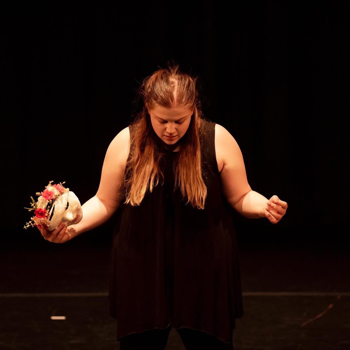 EJ_Coulthard_'s tweet photo. One year since this terrifying yet incredible and transformative experience! Where does the time go? Still awakening. Still trusting the process. Still grateful.��🏻🤍 #dramatherapy #Masters #performance @dedaderby @UodDramatherapy https://t.co/jSMjWTLISO