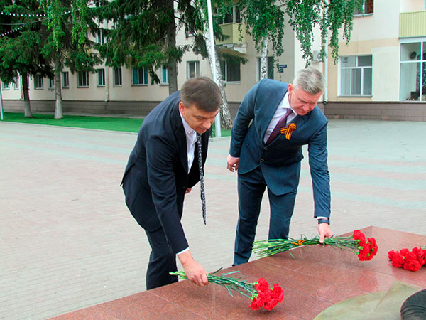 Сегодня Председатель Курганской областной Думы Дмитрий Фролов и председатель Курганской городской думы Игорь Прозоров почтили память погибших воинов минутой молчания, возложили венки и цветы к Вечному огню, Стеле Героев Советского Союза, к памятникам...