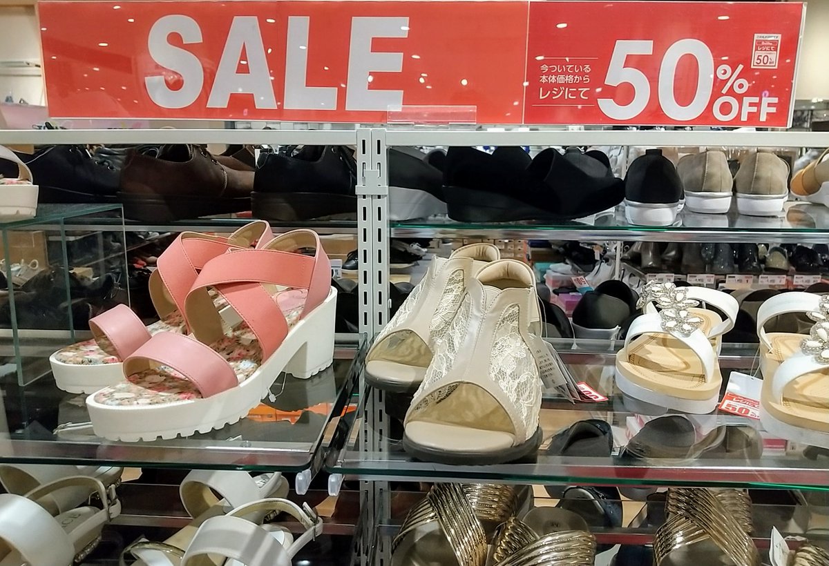 奇跡と幸運の女神 さとみん はい イオンモールライカムですよ 3階の手芸屋さん近くの靴売り場のほうで 半額セールしていました