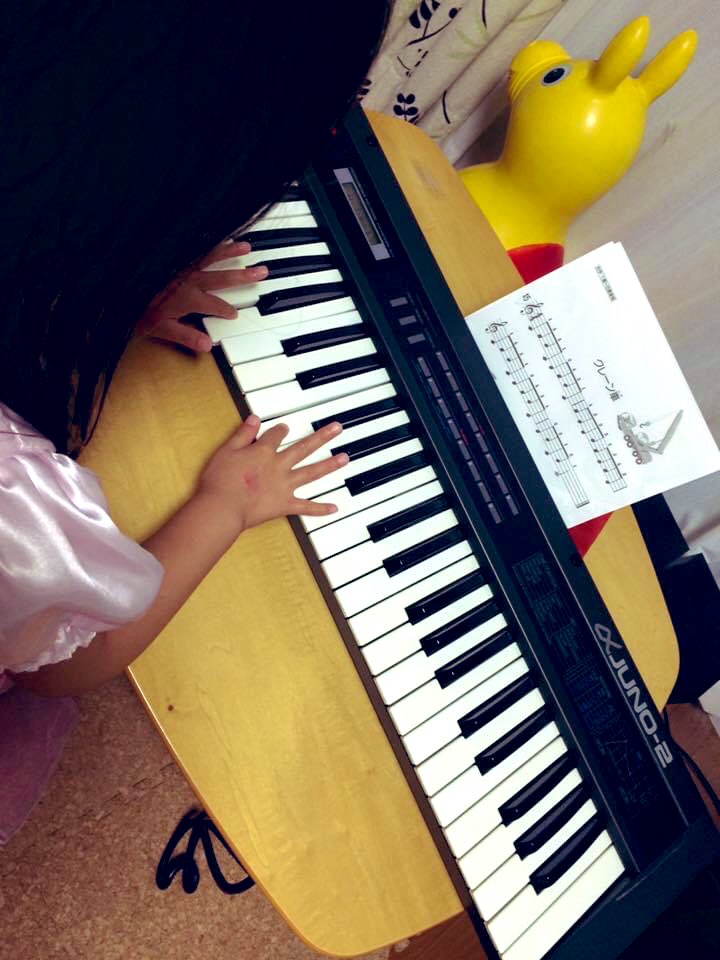 sachikoha1bu2ka's tweet image. 娘が幼稚園の頃。
おうちで練習用に使っていたピアノはこちらです。

#ローランド
#αJUNO2