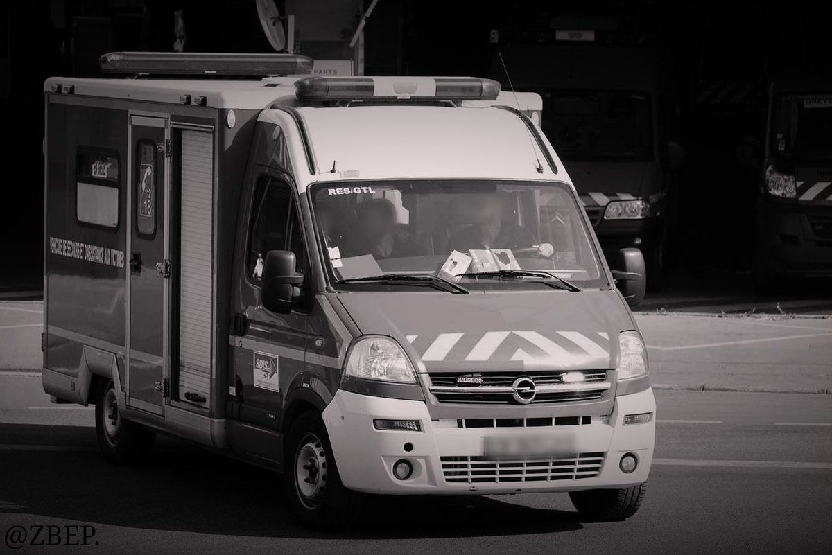 BkdZack's tweet photo. Un jour, un départ. 
Sapeurs pompiers de la Gironde.
Le sdis 33 c'est près de 1 800 Sapeurs pompiers Professionnels &amp; et 3 189 Sapeurs Pompiers volontaires pour quasiment 130 000 interventions en 2018. (Chiffres Sdis de la Gironde 2018).
#sdis33 #vsav #sdisgironde #SapeurPompier https://t.co/s5qtqFbr5j