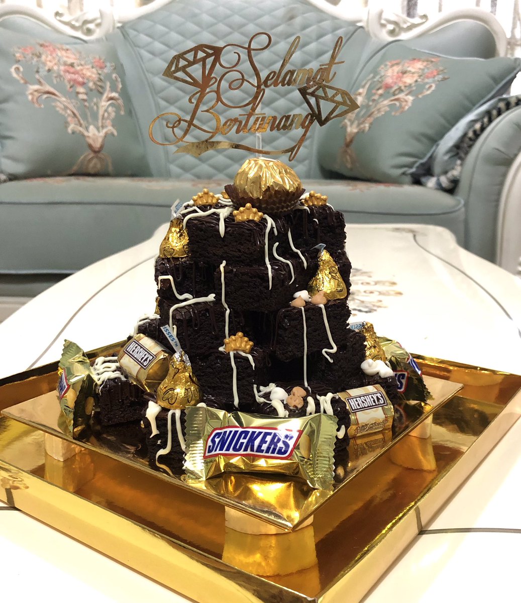 ainraman's tweet photo. Hi! Teringin nak makan brownies penuh rasa chocolate?? Meh pm i. Delivery area kuala ketil/sungai petani/baling dan sekitarnya ❤️😍✨ click link to order https://t.co/cpj44wLOUD https://t.co/JZzAvSgltY