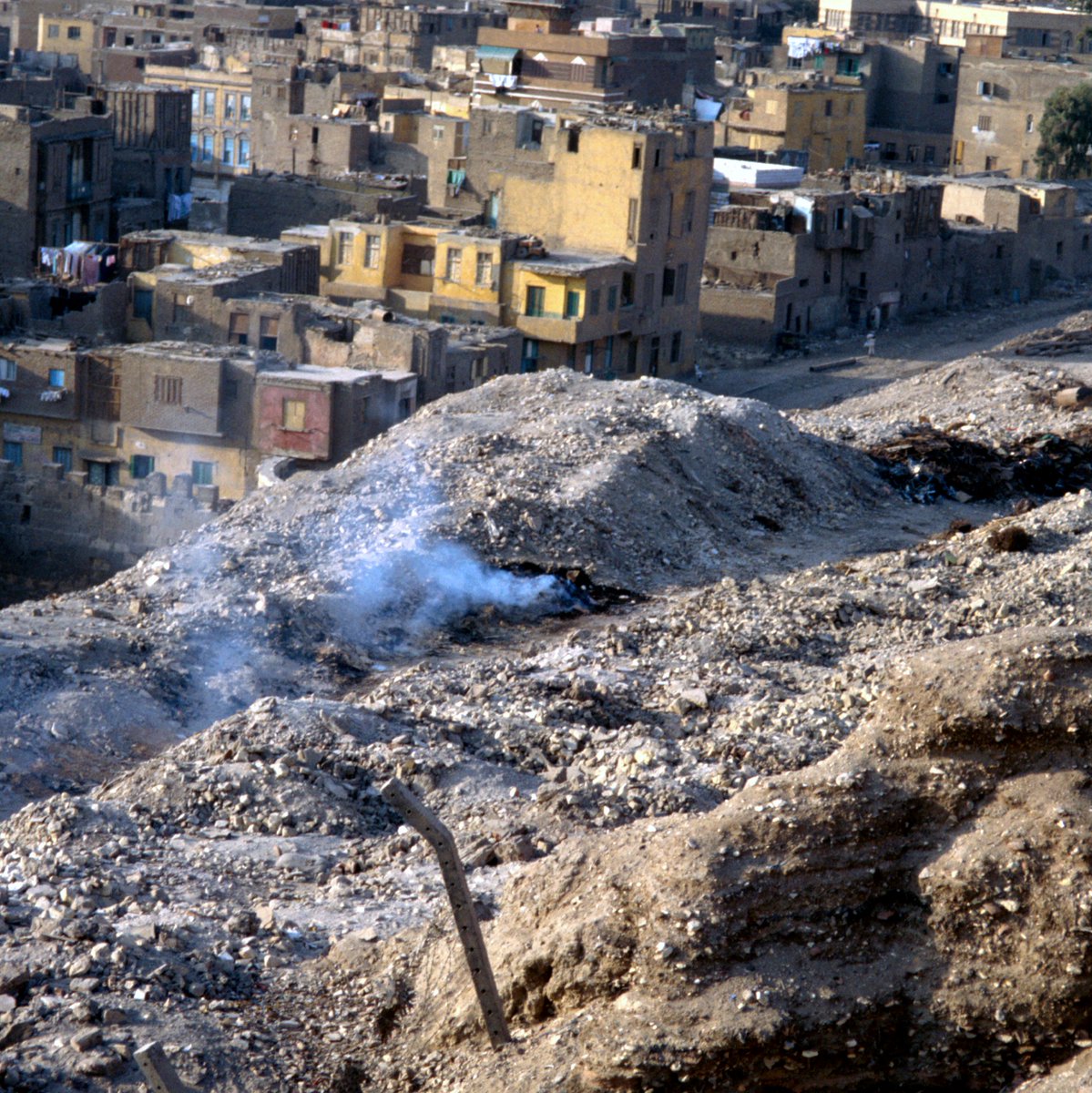 CloseToHomeFilm's tweet photo. The site of Al-Azhar Park had been a debris dump for over 500 years. The enormous undertaking involved moving 1.5 million cubic metres of rubble and soil, the equivalent of more than 80,000 truckloads. Watch how #AKDN tackles this massive project in #ClosetoHome: Al-Khimyah. https://t.co/yvha2tuUpj