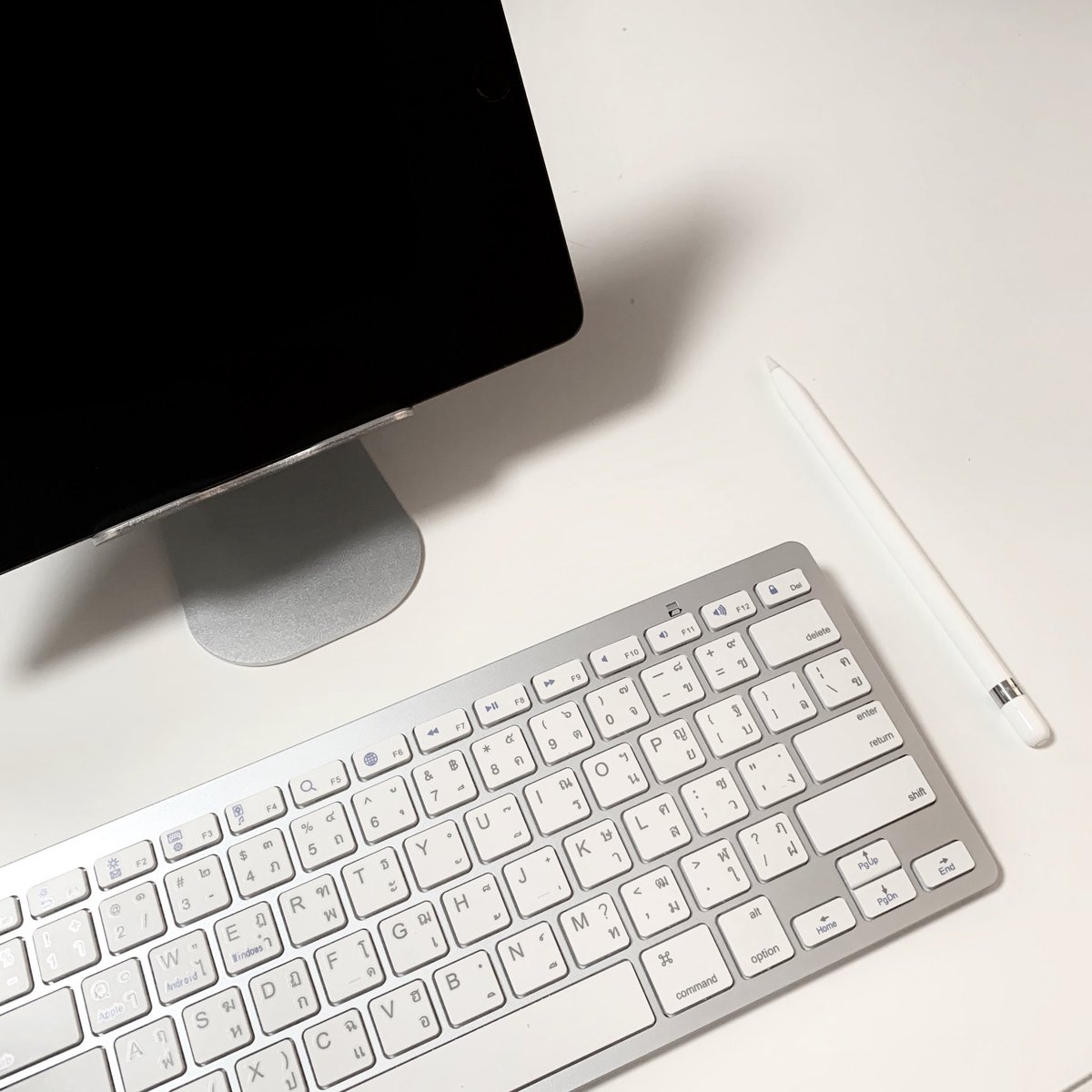 byarena's tweet image. สิ่งนี้เริ่ดมาก เหมือนได้คอมใหม่อีกเครื่องเลย ขาตั้ง iPad ซื้อมา 398.- คีย์บอร์ดบลูทูธ 190.- ถูกและดูดีอ่ะ