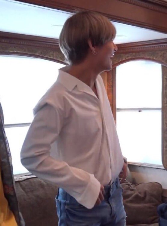 taehyung having his shirt tucked in—a thread