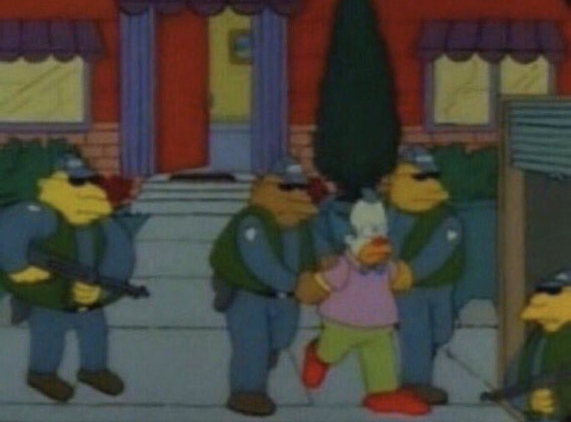 👮🏻‍♂️- انت كويتي ؟ 
🧔🏻- لا 
👮🏻‍♂️- وش اسم ايديك
🧔🏻- KillerQ8