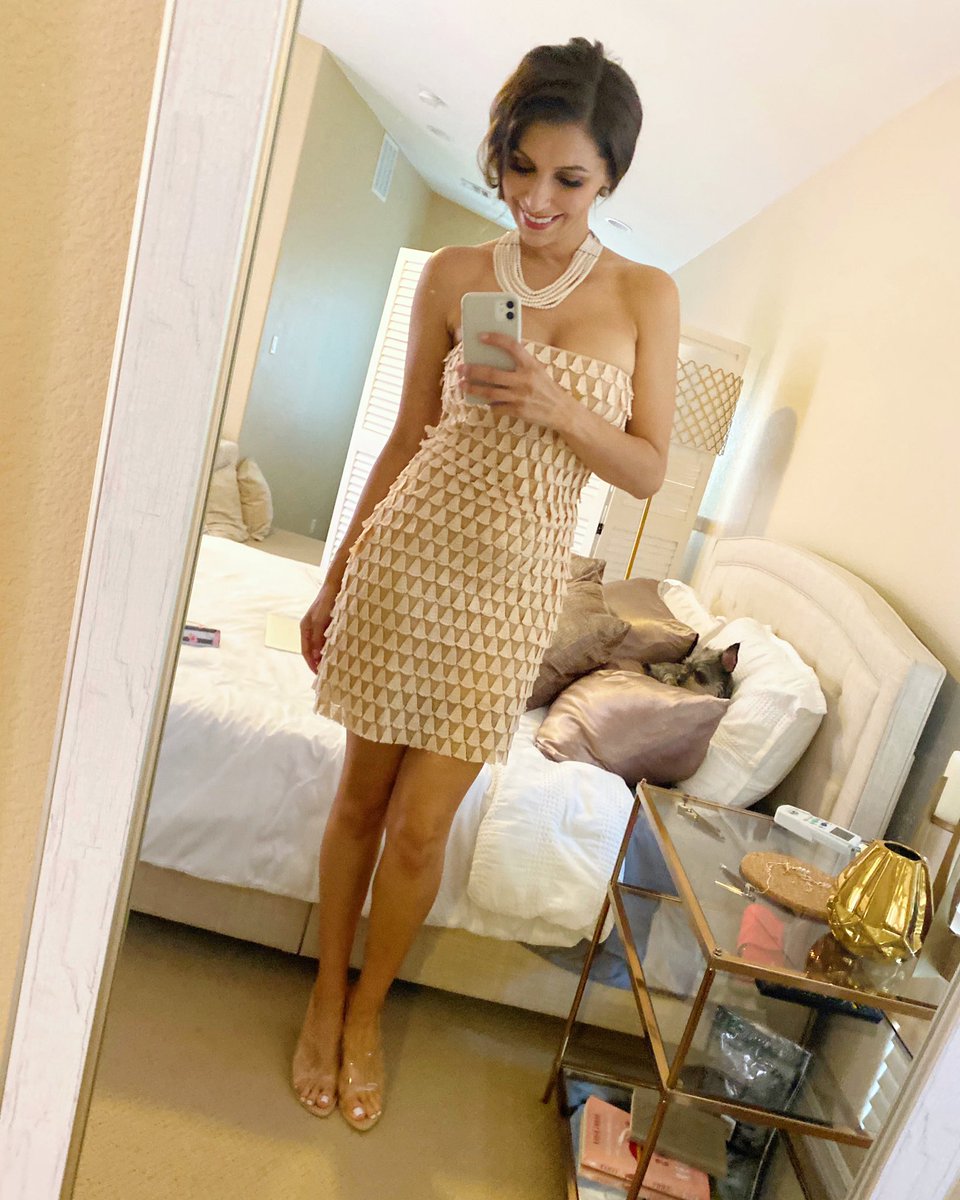 infosashagomez's tweet photo. I match my lamp. 💛 https://t.co/nWkCvH90nn