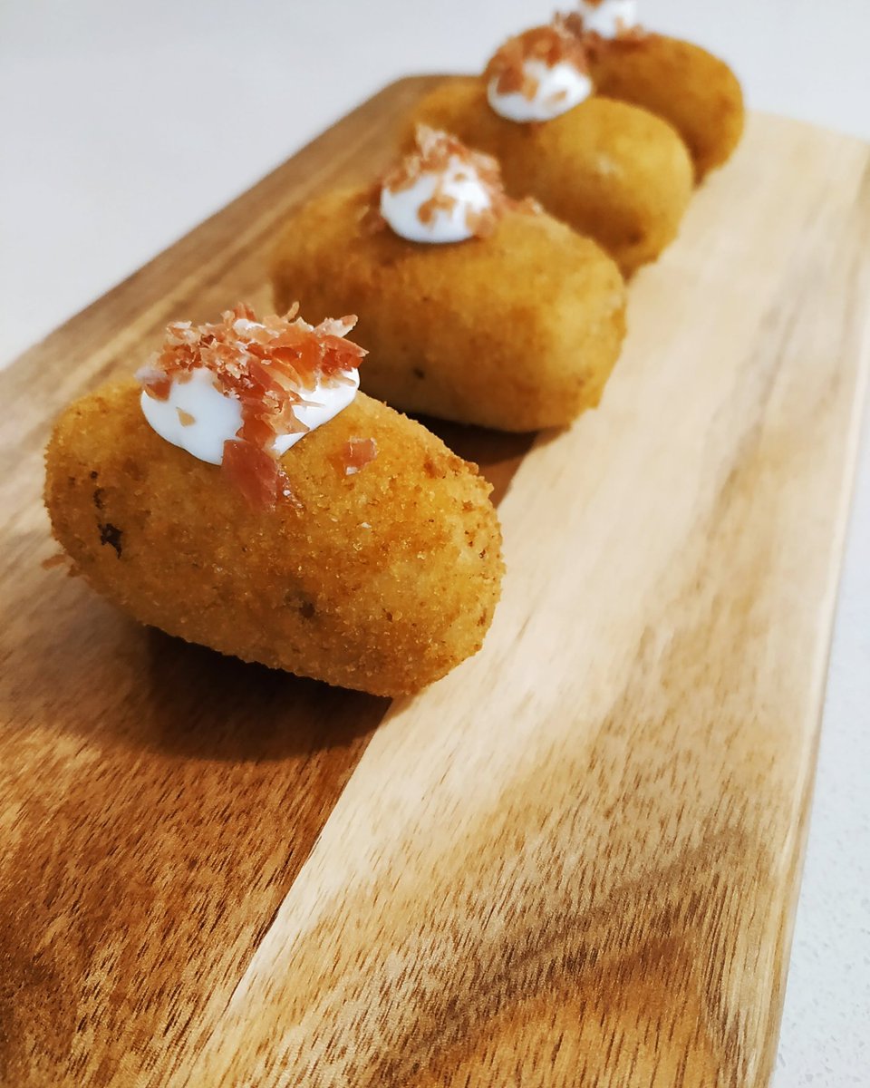 tissinetti's tweet photo. Que mejor que unas buenas croquetas de jamón ibérico... Ya puede llegar el #FinDelMundo que me pilló con el antojo matado. https://t.co/PVwgE9FE3h