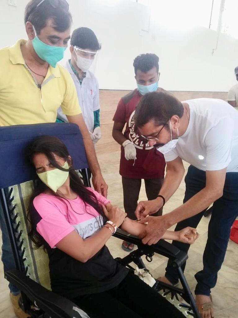binadesai12's tweet photo. Blood donation 🩸 by Patan club during COVID time on Blood Donation Day😊
.
.
#BloodDonationDay #blooddonor #socialcause #socialdistancing #covid19 #patan #Gujarat https://t.co/eN4DRiMISu