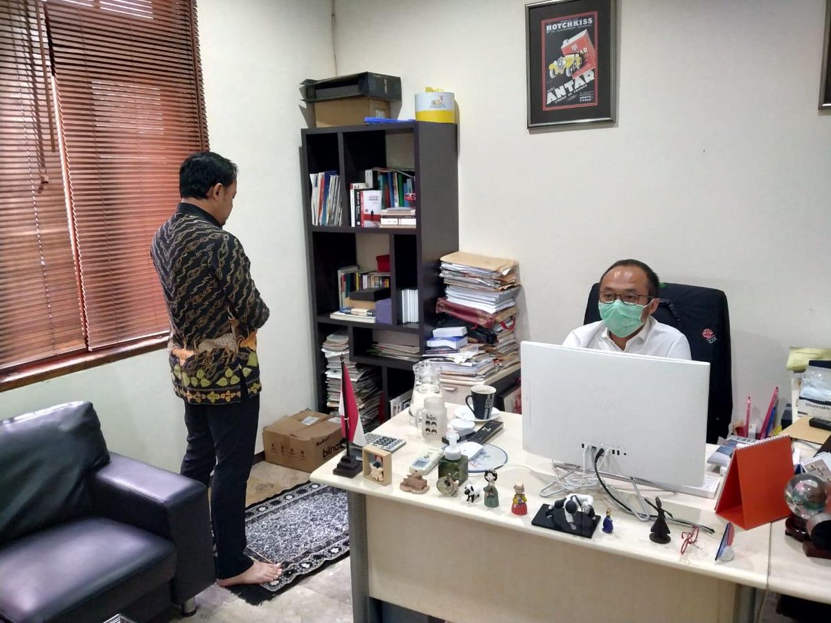 Ada yang mampir ngasih buku di kantor lamanya <a href="/ChartaPolitika/">ChartaPolitika</a> sekalian numpang sholat diruangan saya (sekalian biar saya dapat hidayah katanya 😁) .. sukses terus pak wali <a href="/BimaAryaS/">bima arya</a> !