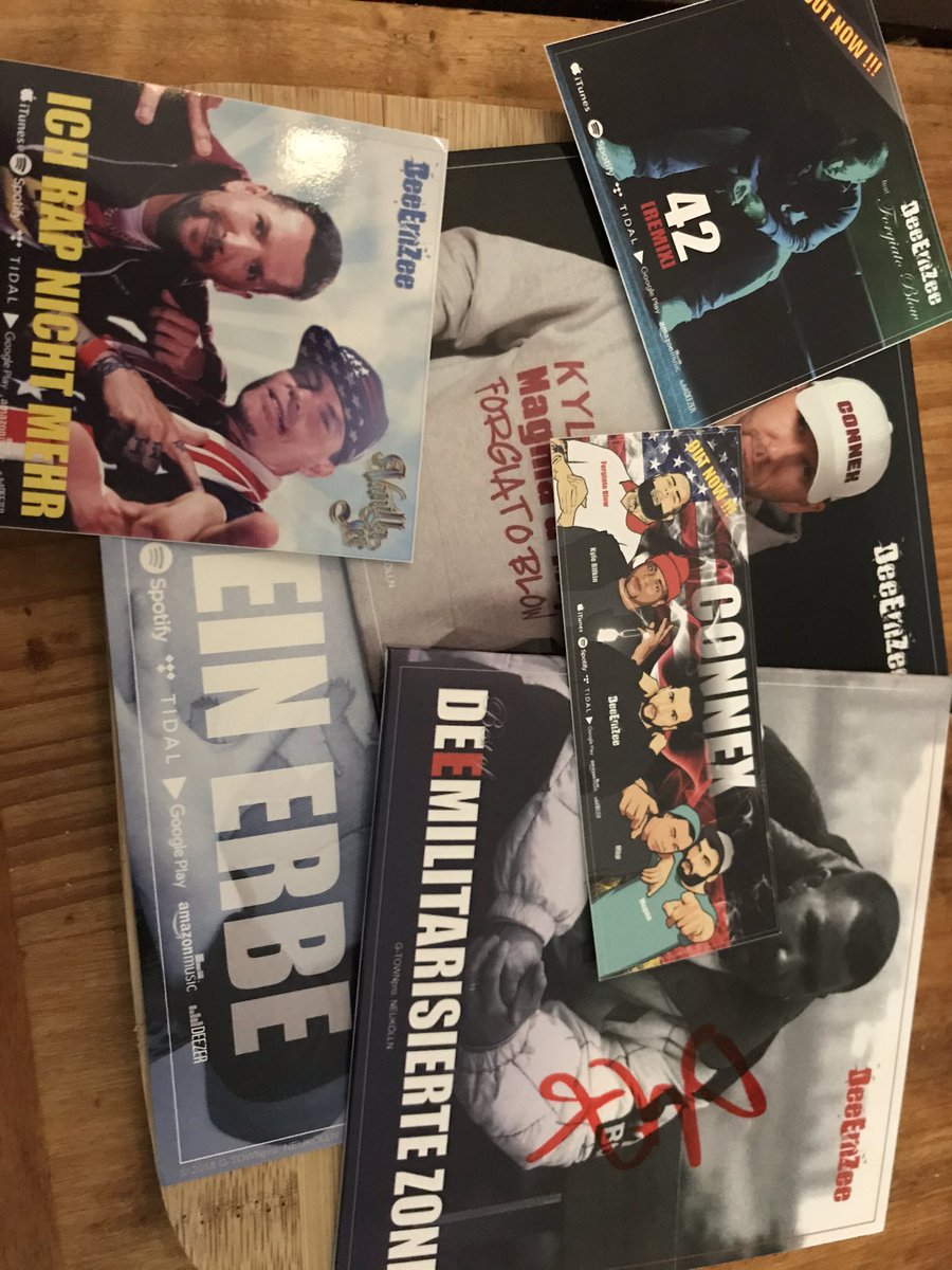 LilliMarleen's tweet photo. Und dann kam zwischen allem Abi-Spaß noch ein dicker Umschlag von @tafkad mit einer #DeeEmZee Grundausstattung. Chakka und danke, mein Lieber! Pass auf Euch auf und viele Grüße von uns allen! https://t.co/PfBb1jwcva