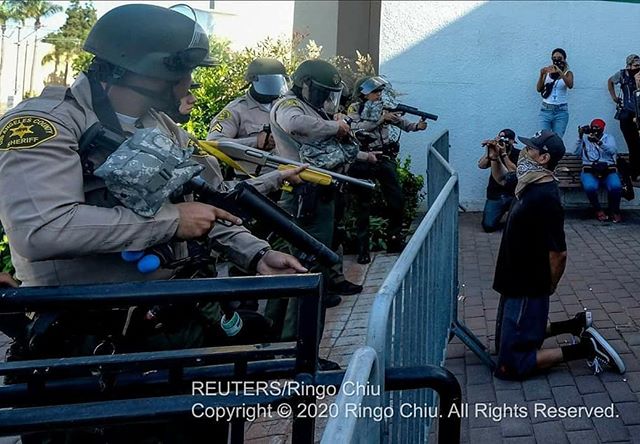 ringochiu's tweet photo. A protest against the death of 18-year-old Andres Guardado and racial injustice in Compton results in police firing pepper balls and rubber bullets at demonstrators. #compton #policebrutality #rubberbullets #pepperballs…

📸 https://t.co/vIpe6hQvl2 via https://t.co/tFiRvDvplH https://t.co/VnRWAyxHVY