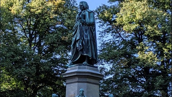 Shall we remove Linnaeus' statue in front of the Swedish Library? Linnaeus is known for his biological taxonomy. He also classified "races". Can we call it the "racism of his age" & forget about it? A petition approaches to 2000 signatories. I am one of them. Here's why./Thread