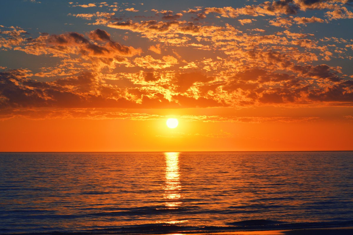 Oggi non commentiamo il tramonto, ammiriamolo e basta. 

#PaesaggiInteriori #CasaLettori