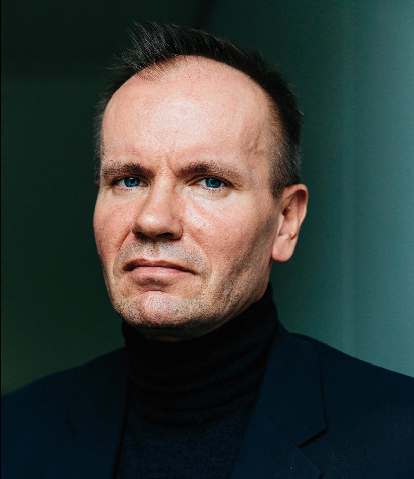 trader_53's tweet photo. Note to self: 

When making investment decisions, consider avoiding "visionaries" who try to imitate Steve Jobs' black turtleneck look

#Wirecard
#Theranos https://t.co/NmlNIsz32C