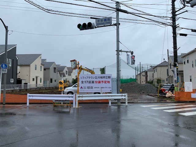 asasho_JP's tweet photo. 悪天候の中、立川市柏町4丁目に大型開発現場販売開始の看板設置してもらいました☆
直接お問合せいだければ��朝商は売主なので仲介手数料不要です♪
＃東京都 #Tokyo #立川市 #立川市柏町 #tachikawa #朝商 #ソフィアタウン #開発現場 #工務店 https://t.co/ySAxOLDdPT