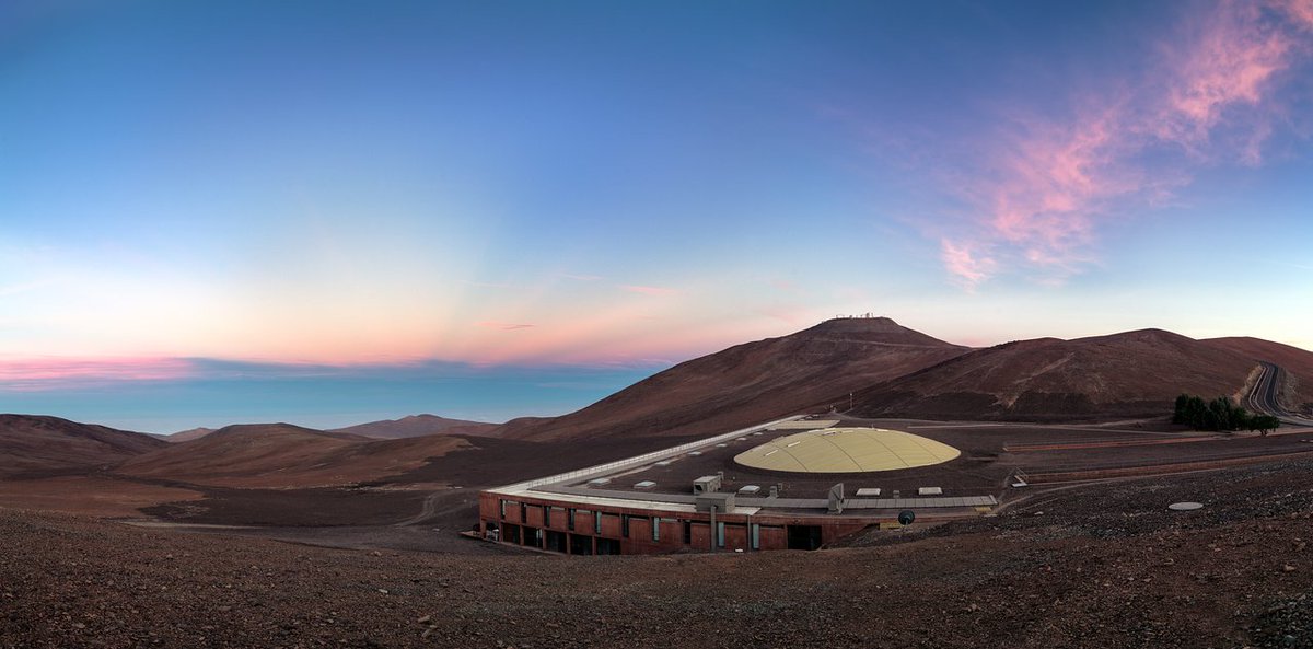ESO_Russia's tweet photo. Фото недели ESO (Picture of the Week): оазис в пустыне. Наступает раннее утро. Перед нами – отель ESO Residencia, где живут астрономы и инженеры, работающие на телескопах ESO в обсерватории Параналь. Фото: @ESO / P. Horálek https://t.co/rwNDwflreW https://t.co/1Qxa0NJDB0