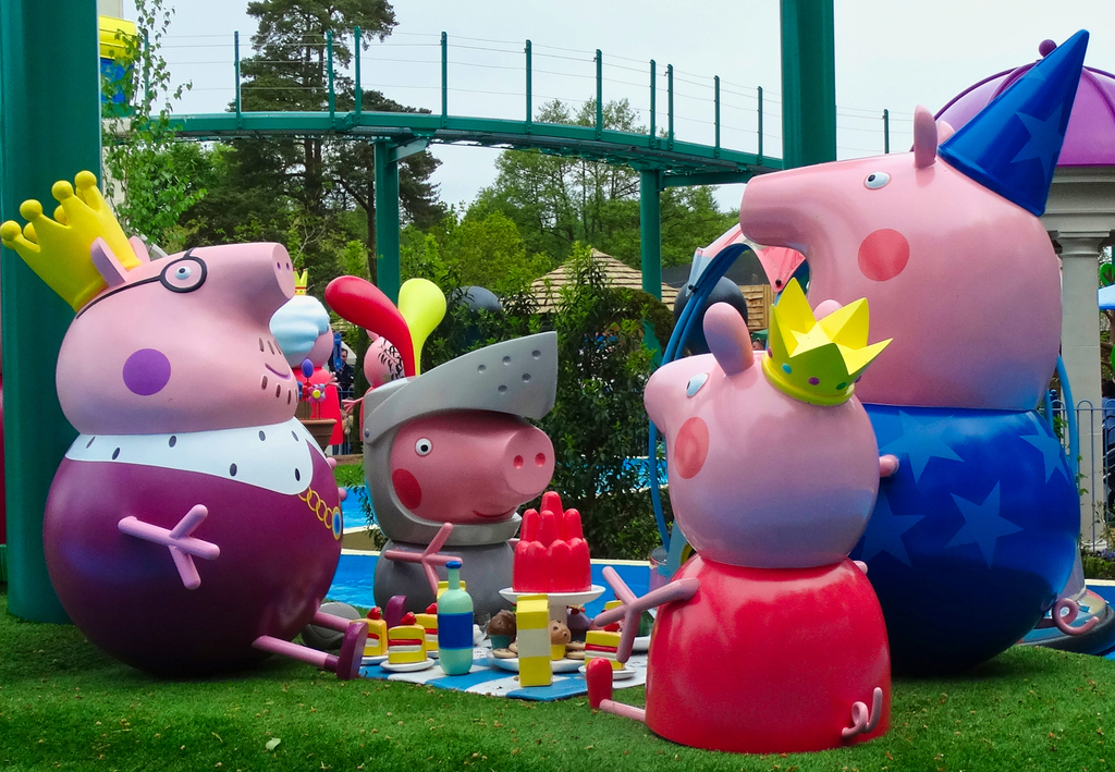RMAthemed's tweet photo. Its National Picnic week this week!  This is Peppa and the family enjoying a picnic @PeppaPigWorld @PaultonsPark
#NationalPicnicWeek #PeppaPigWorld #PeppaPig #ThemeParkBuilders #ThemeParks https://t.co/AhlwjcGNuE