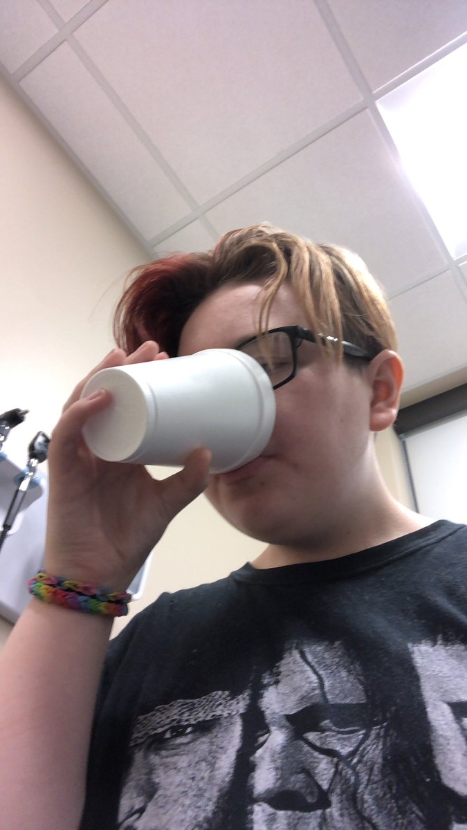 LetsSimpAgain's tweet image. Ever just go to the doctor and they ask you to pee and you can’t do they give you water? Yeah I’m on my third cup about to take my 7th trip to pee. Life’s great 👍
