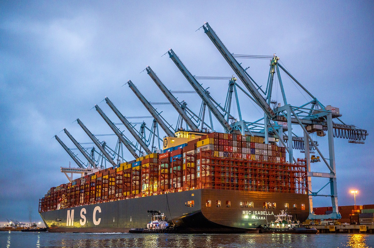 VesselFinder's tweet photo. Port of Los Angeles, MSC, APM Terminals and ILWU Set New World Record for Most Cargo Moves During Single Ship Call
https://t.co/6SL3rBqFeB #PortofLosAngeles #MSC #APMTerminalsLosAngeles #ILWU #MSCIsabella https://t.co/GdeNGn4nYB