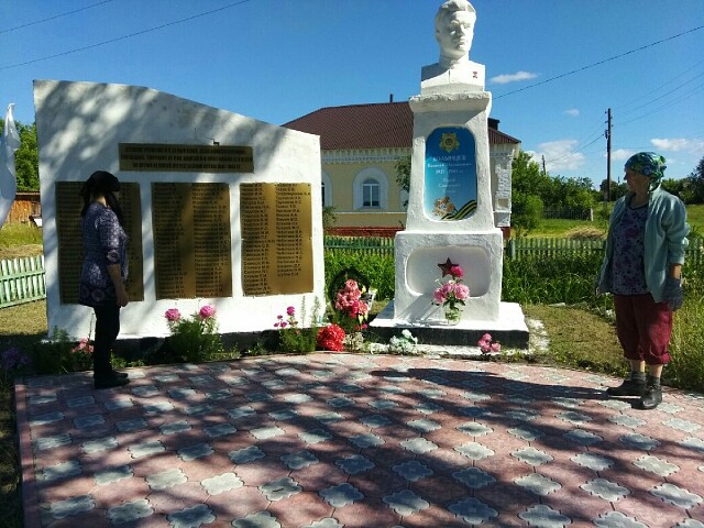 ТОС «Родина» с. Белый Ключ, Вешкаймского района, обкосили растительность возле памятника. Возложили цветы. День начала Великой Отечественной войны, 22 июня, в России объявлен Днем памяти и скорби. Давайте не дадим времени убить нашу память, нашу благодарность, нашу боль..