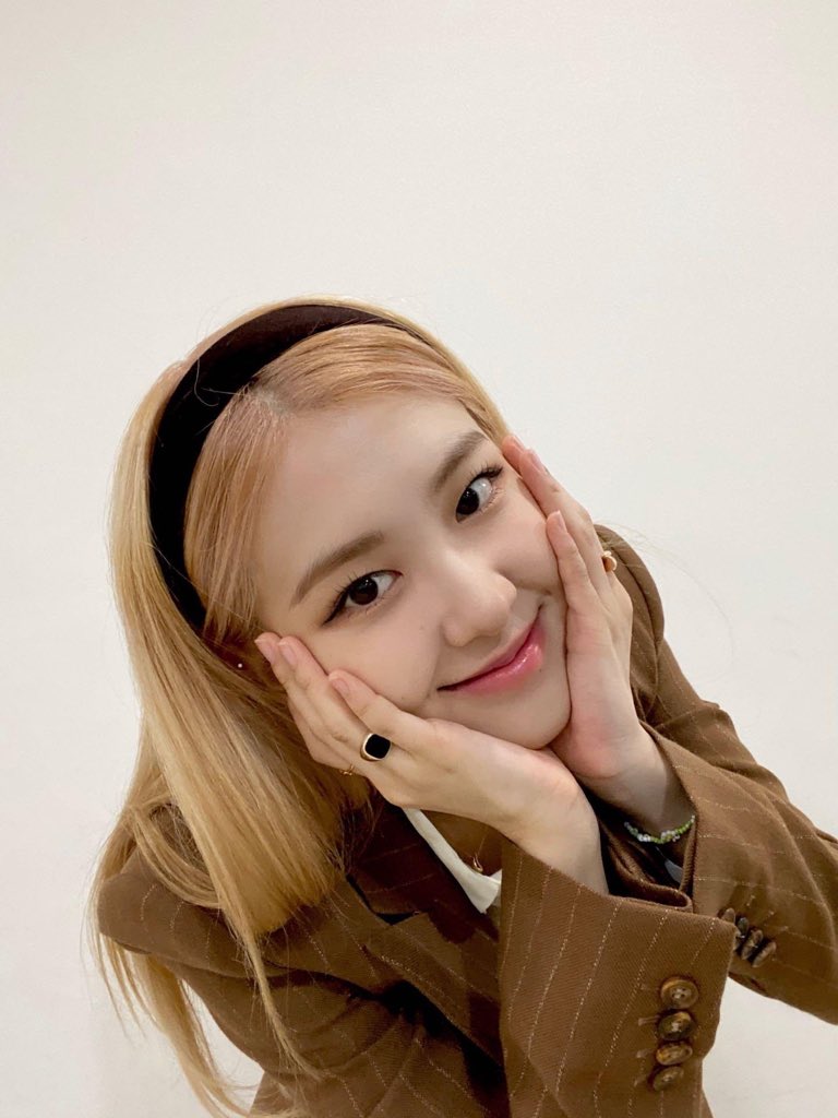 ljnjmnn's tweet photo. Chaeng unnie makasih sudah berjuang selama ini, makasi udah mau bertahan sejauh ini, makasi udah selalu buat semua orang bahagia dan makasi udah selalu ngejaga dan ngelindungin JenChuLi😙 untuk kedepannya mari kita berjuang bersama❤️ Love you Chaeng🥰❤️#FourYearsWithRose #ROSE https://t.co/T7w3VhzD9e