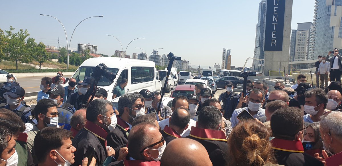 gokhanbozkurt09's tweet photo. Başkentin kapısında baro başkanları olarak polis müdahalesi ile karşılaştık. Dünyaya ülkemizi rezil eden şu görüntüleri yaşatanlara yazıklar olsun. https://t.co/gNqsnjtL0r