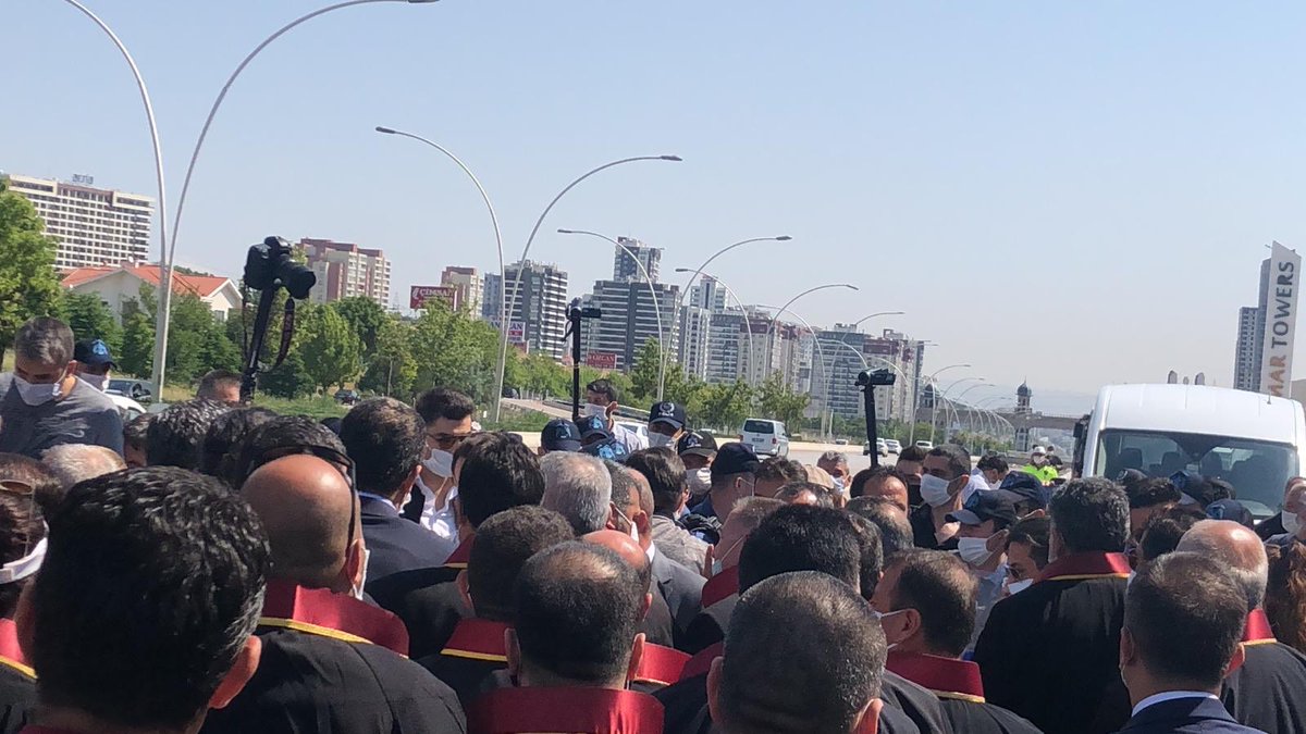 Bu onurlu yürüyüşü Ankaraya taşıyan Baro Başkanlarımızı, Ankara Valiliği kente almıyor. #SavunmaDurdurulamaz etiketiyle başkanlarımıza destek oluyoruz.