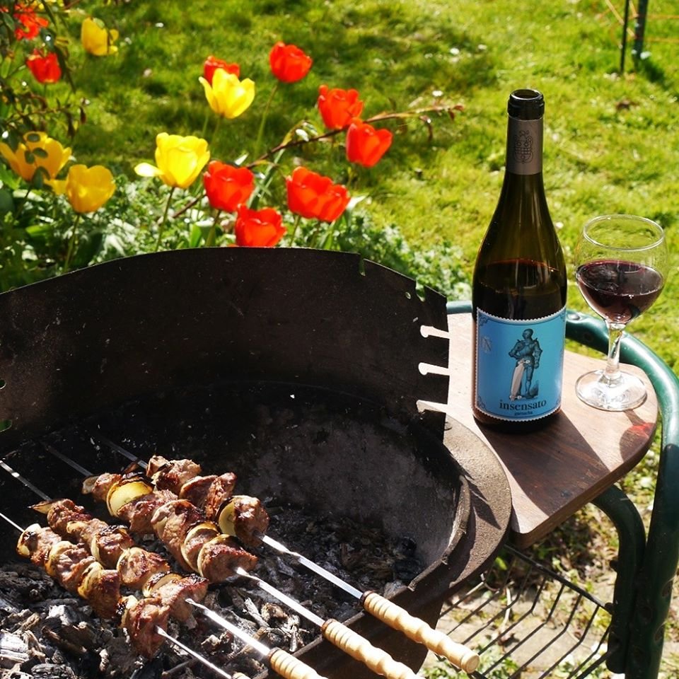 Vuelve la normalidad, llega el verano, amigos, sol, barbacoas... pero todavía hay que ser prudentes, no seas "Insensato", ¡bébetelo! #LaMateo #BodegasMateos #vino #coleccionIN