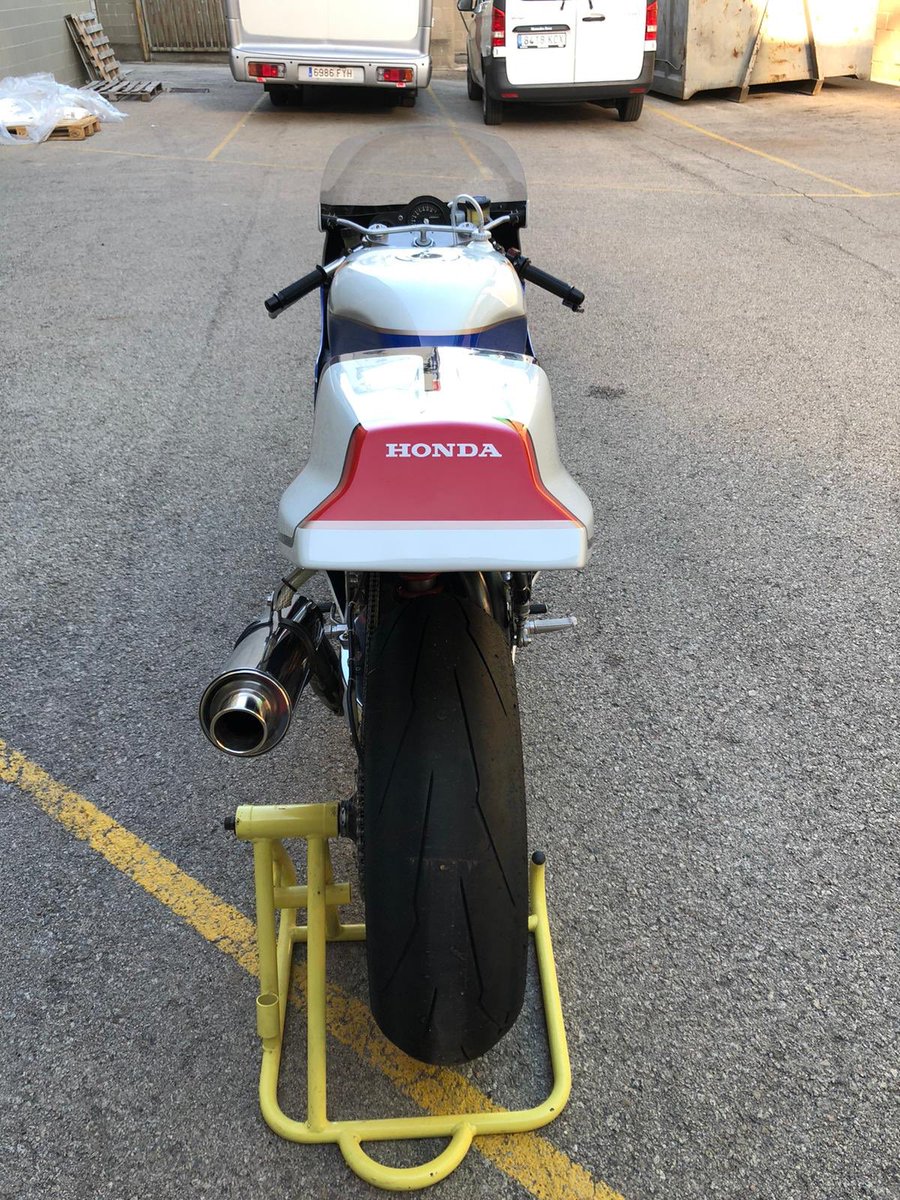 studimoto's tweet photo. Honda RC30 reparada y pintada en @studimoto .
Lista para el campeonato de resistencia de motos clásicas.
#HondaRC30 #Reparacion #Pintado #StudiMoto #AcabadosTOP #PintamosMotos #MotosClasicas #Resistencia #CanelaEnRama #Brutal #Procurve https://t.co/6yukqJTwz8