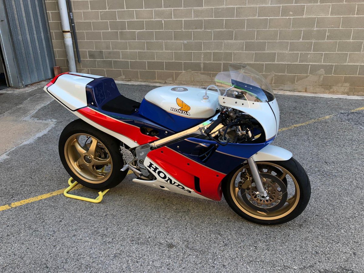 studimoto's tweet photo. Honda RC30 reparada y pintada en @studimoto .
Lista para el campeonato de resistencia de motos clásicas.
#HondaRC30 #Reparacion #Pintado #StudiMoto #AcabadosTOP #PintamosMotos #MotosClasicas #Resistencia #CanelaEnRama #Brutal #Procurve https://t.co/6yukqJTwz8