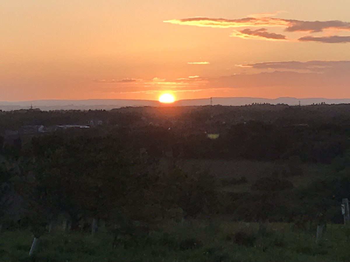 GrahamWalton's tweet photo. Capturing sunset at 21.46 last night at Weetslade Country Park at end of street https://t.co/JRNfgvCsAl